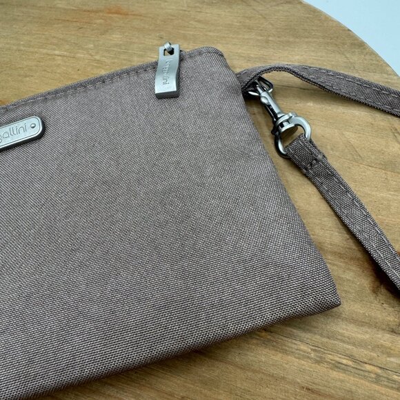 Baggallini RFID Wristlet Purse Wallet Gray Neutral Minimalist Travel read - Picture 4 of 10